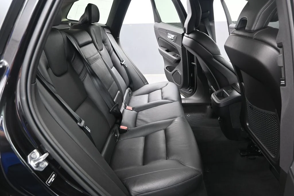 Used 2020 Onyx Black Metallic Volvo T6 Momentum image 29