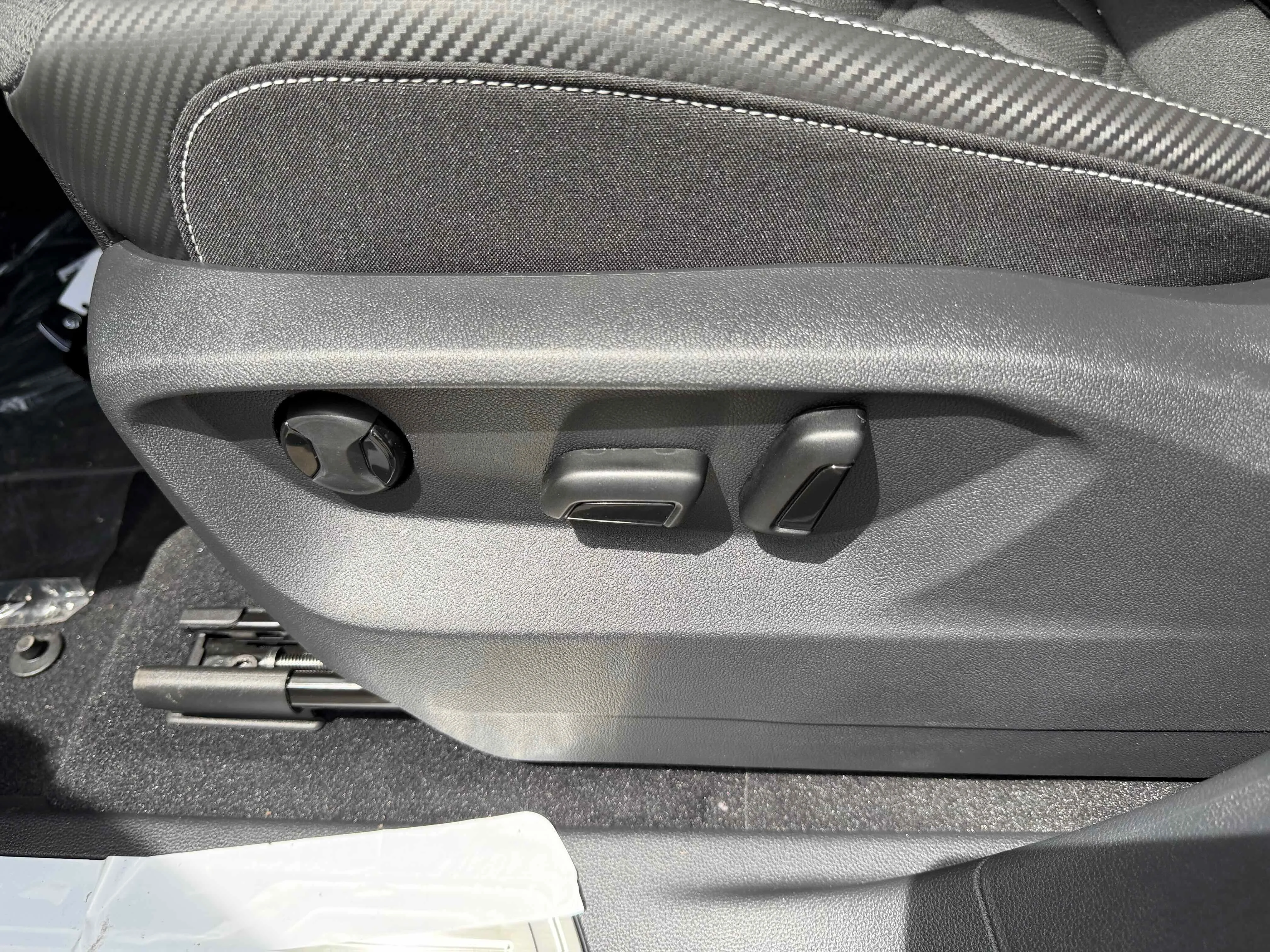 New 2026 Silver Mist Volkswagen 2.0T SE w/Technology image 14