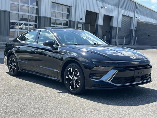 Used 2025 Black Hyundai SEL image 15
