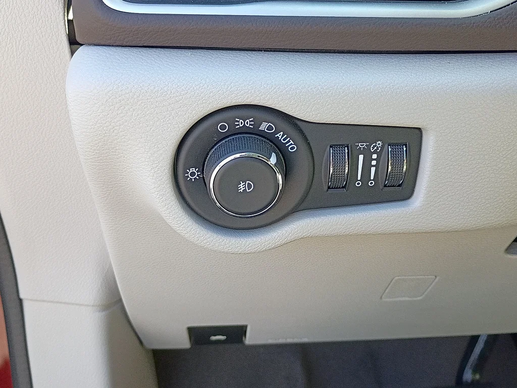 Used 2020 Velvet Red Pearl Coat Chrysler Launch Edition image 19