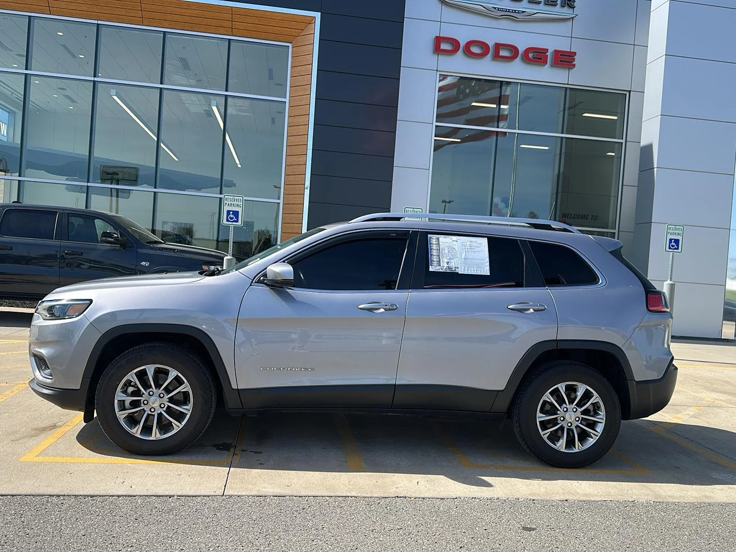 Used 2021 Jeep Cherokee Latitude Lux with VIN 1C4PJMMX1MD100374 for sale in Kansas City
