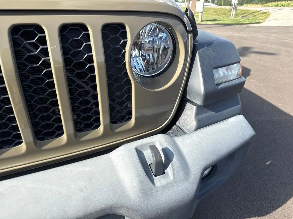 Certified Used 2020  Jeep Sport image 12