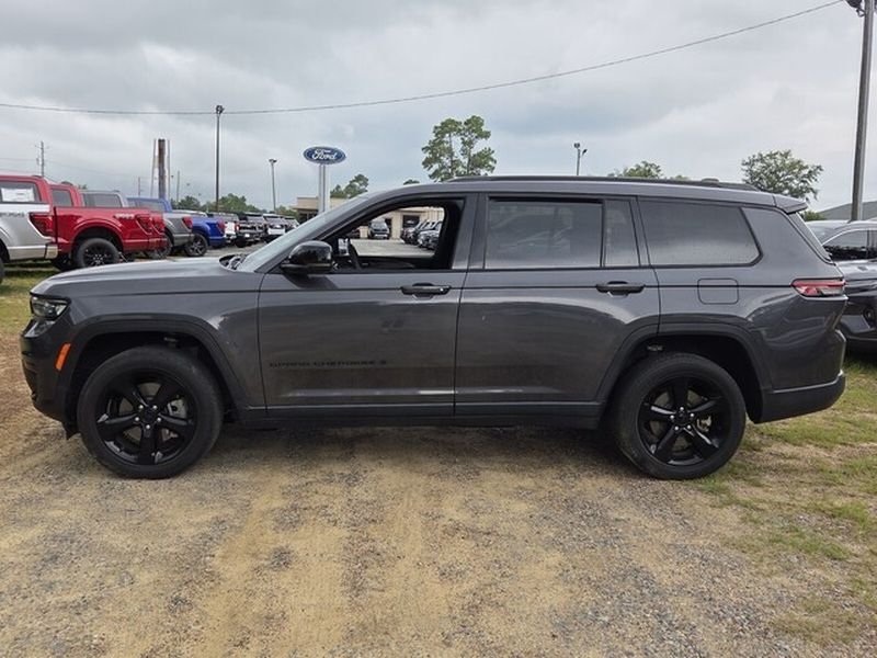 Used 2023 Metallic Jeep Altitude image 5