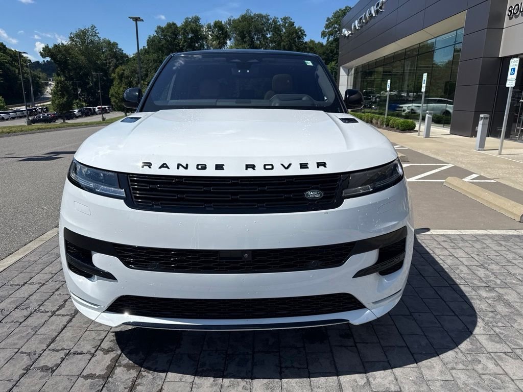 Used 2023 Fuji White Land Rover SE Dynamic image 2