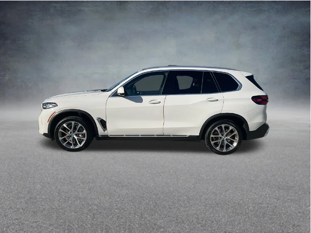 Used 2026 White BMW sDrive40i image 4