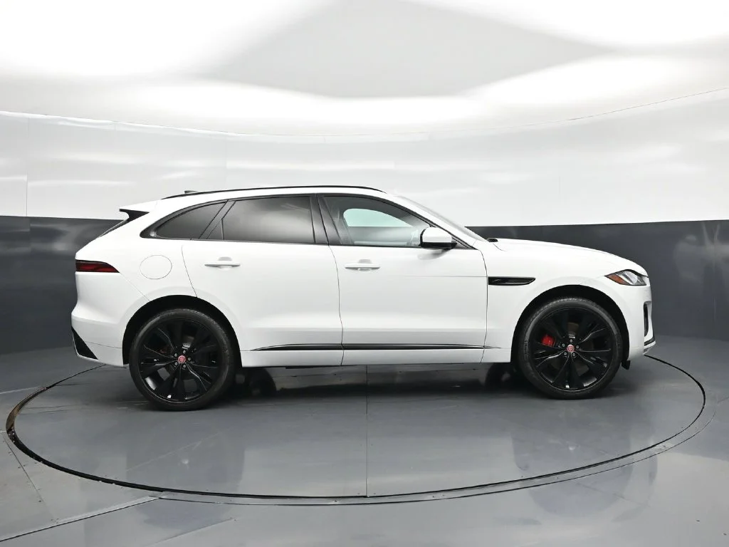 Used 2023  Jaguar P400 R-Dynamic S image 22