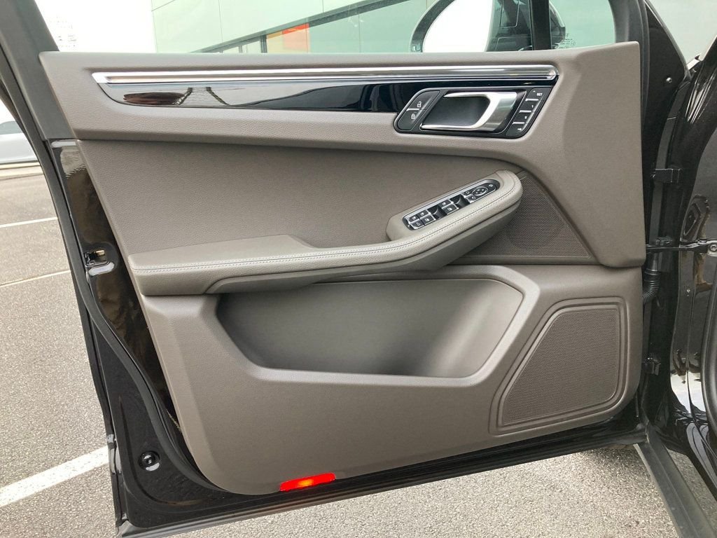 2026 Porsche Macan T - Photo 6