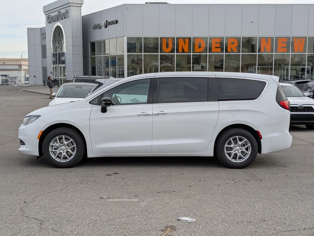 New 2026 White Chrysler SXT - - FWD - Power Liftgate - Power Sliding Doors - Leather & More! image 5