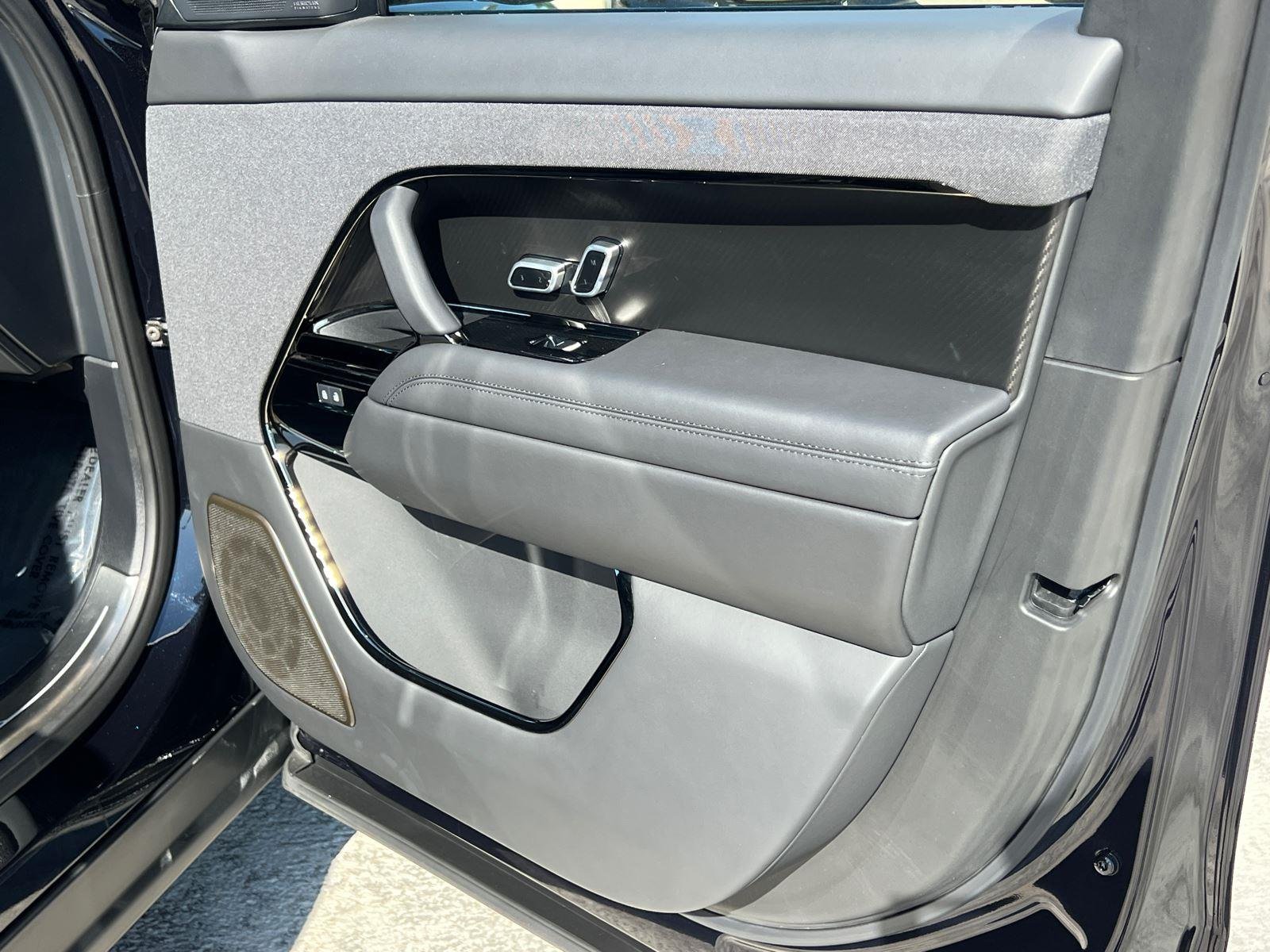 Used 2025  Land Rover SV Edition Two image 14