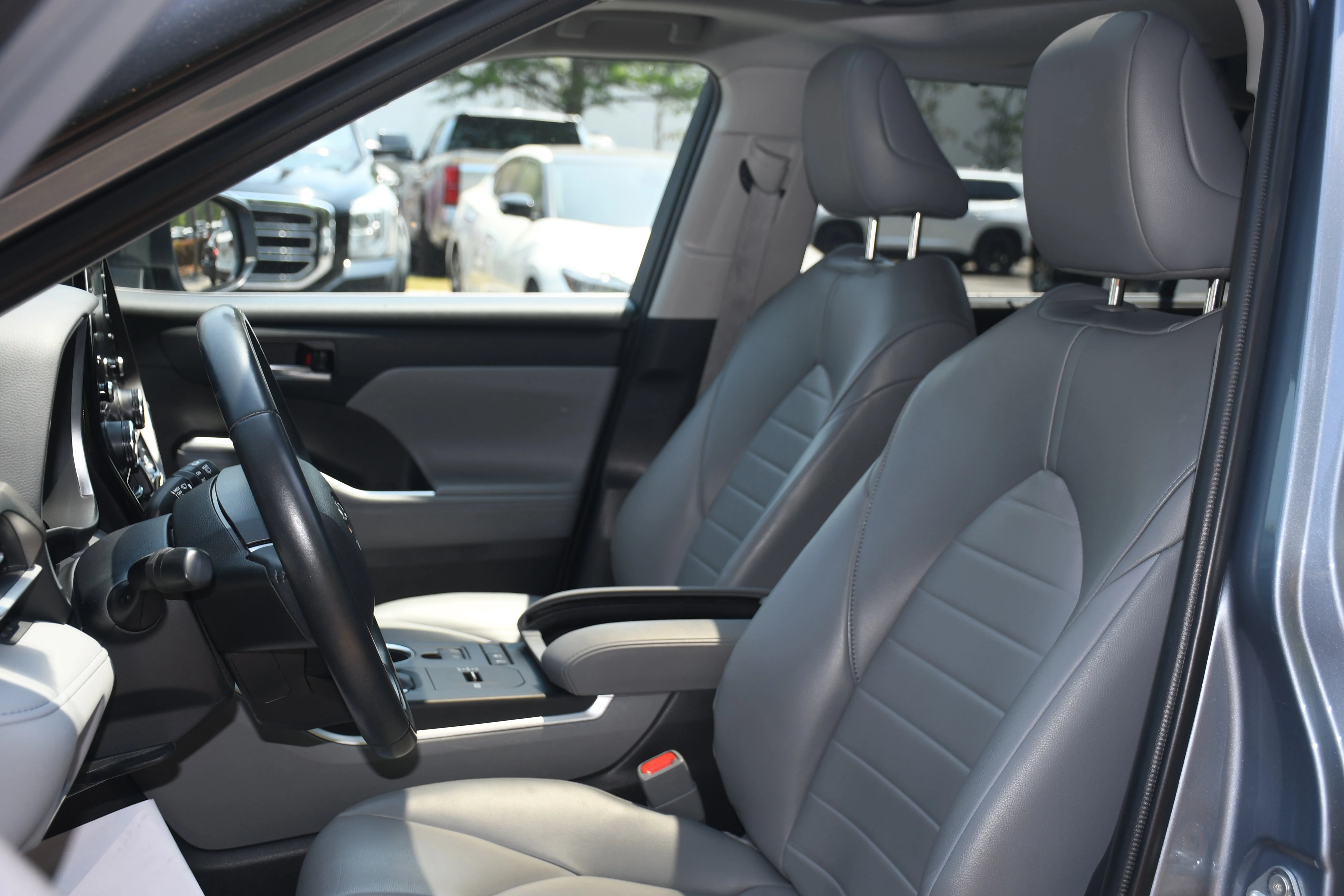 Used 2022  Toyota XLE image 11