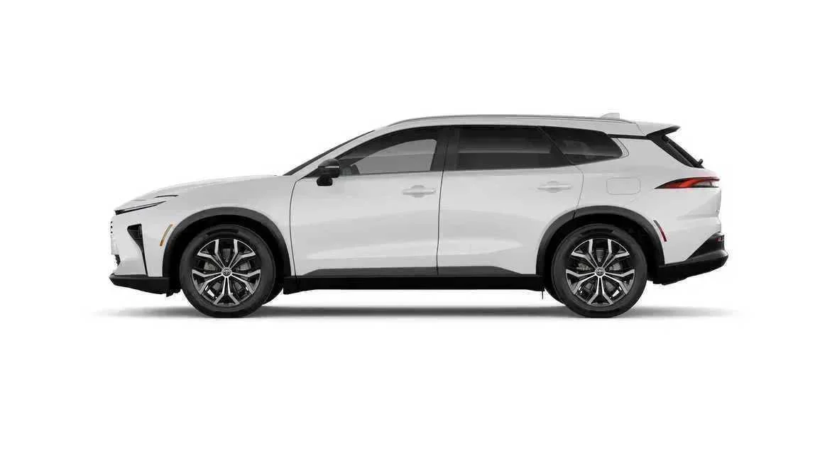 New 2026 Oxygen White <sup>1</sup> Toyota  XLE image 3
