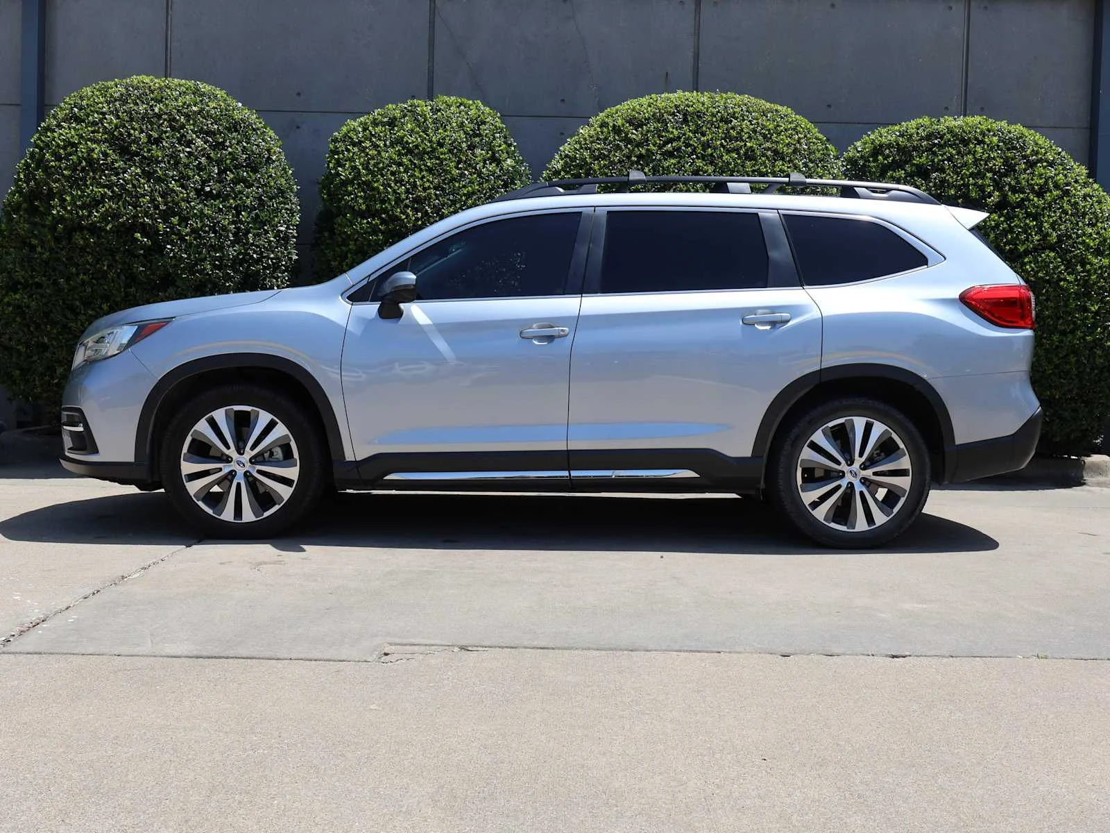 Used 2020 Ice Silver Metallic Subaru Limited image 5