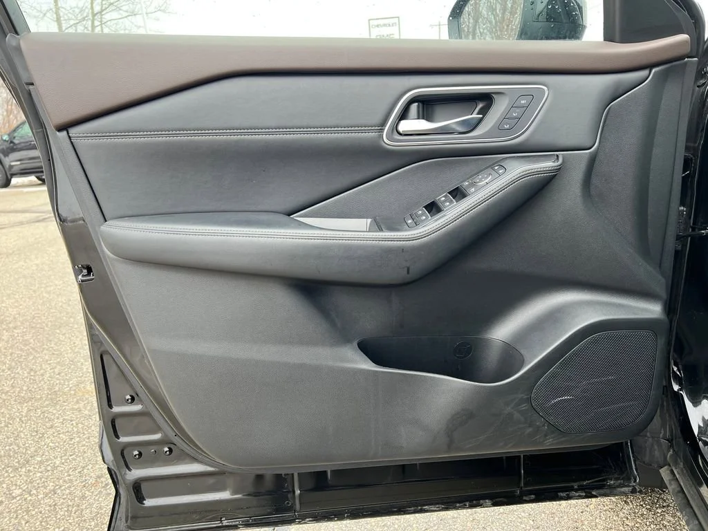 Used 2022 Black Nissan Platinum Intelligent AWD image 9