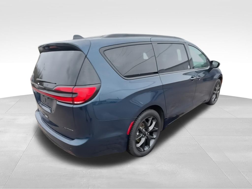 Used 2025 Blue Chrysler Limited image 8