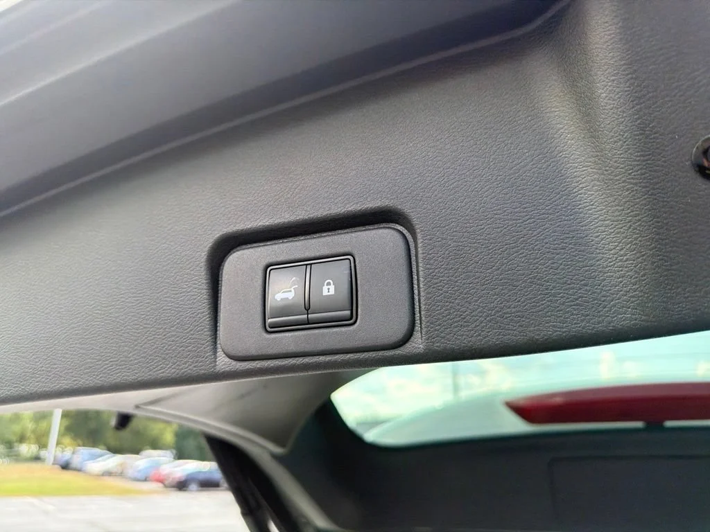 Used 2023 White Nissan Platinum image 9