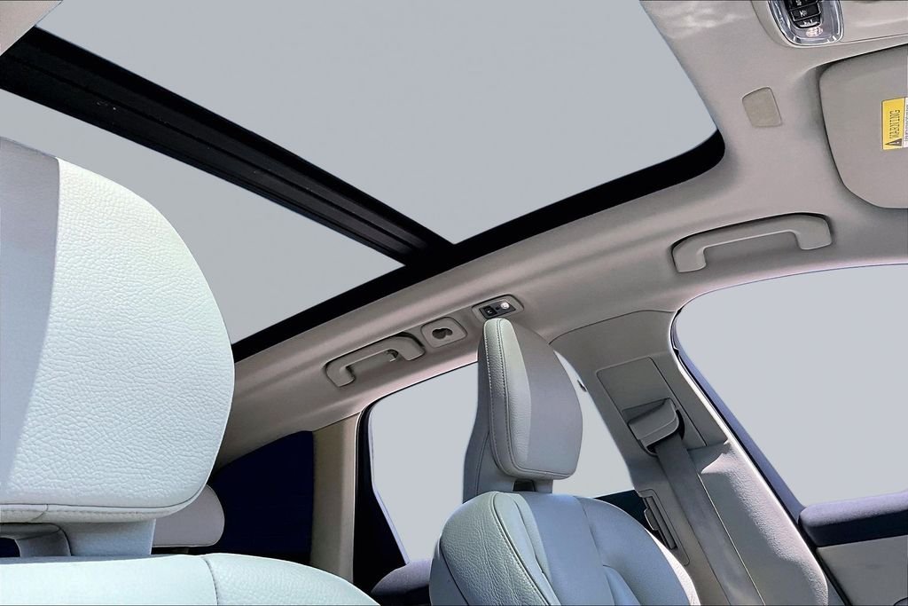 Used 2019 Blue Volvo T5 Momentum image 17
