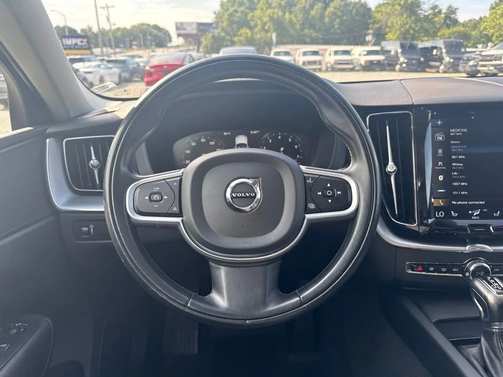 Used 2020 Black Volvo T5 Momentum image 9