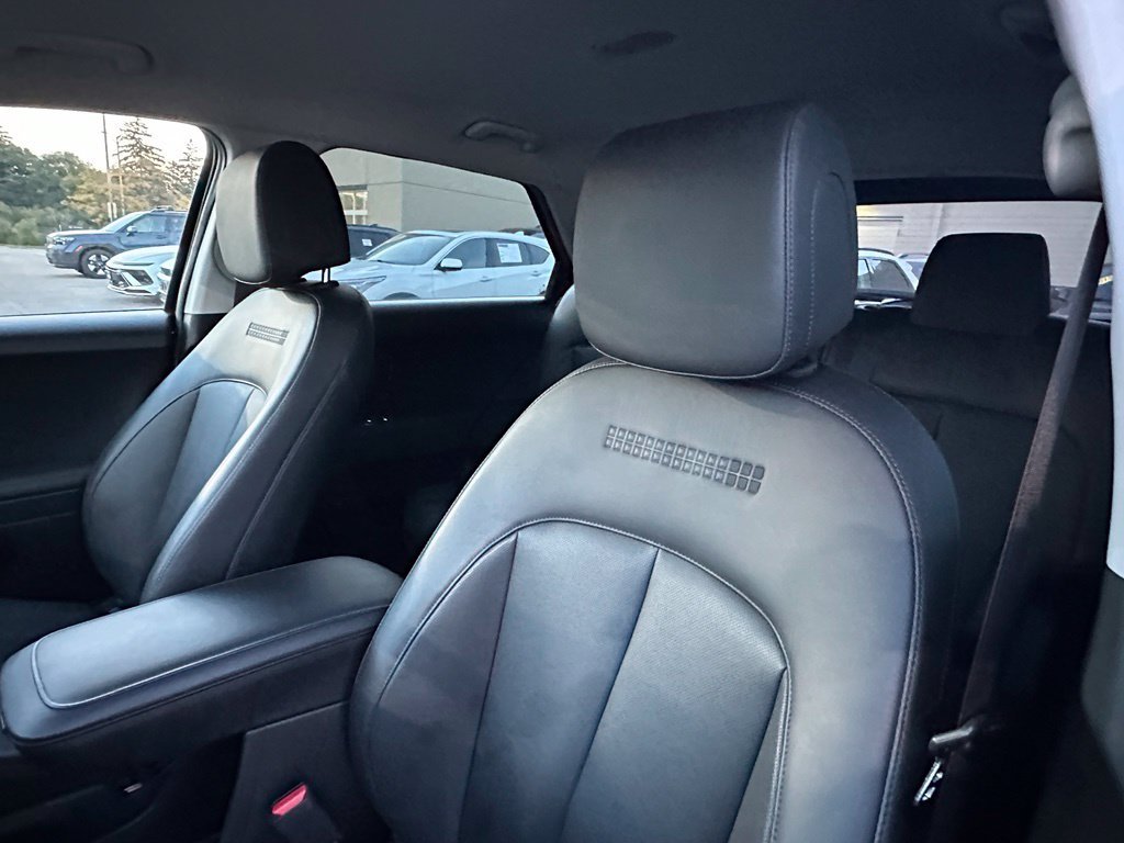 Used 2025 Black Hyundai SEL image 11