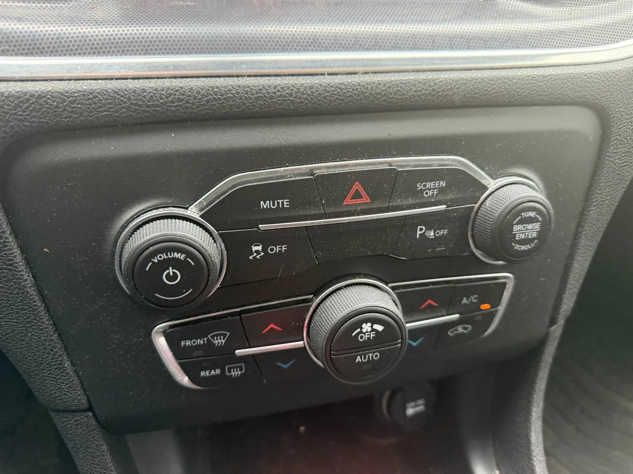 Used 2017 Granite Pearlcoat Dodge SXT image 6