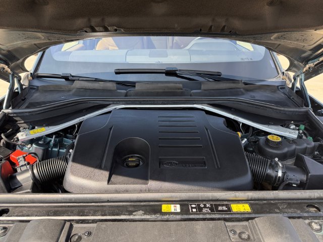 Used 2023 Green Land Rover SE image 19