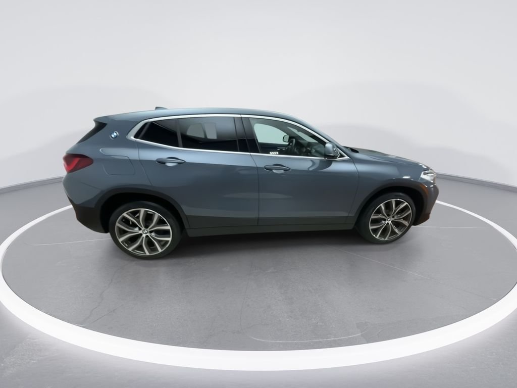 Used 2022  BMW xDrive28i image 9