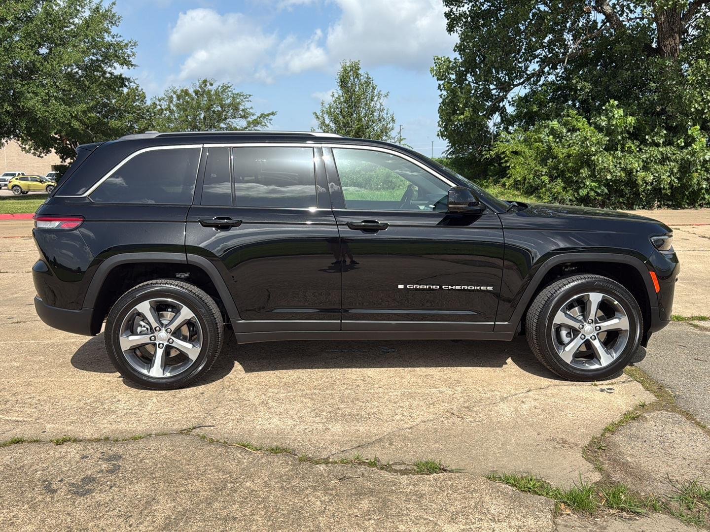 New 2026 Diamond Black Crystal Pearlcoat Jeep Limited image 8