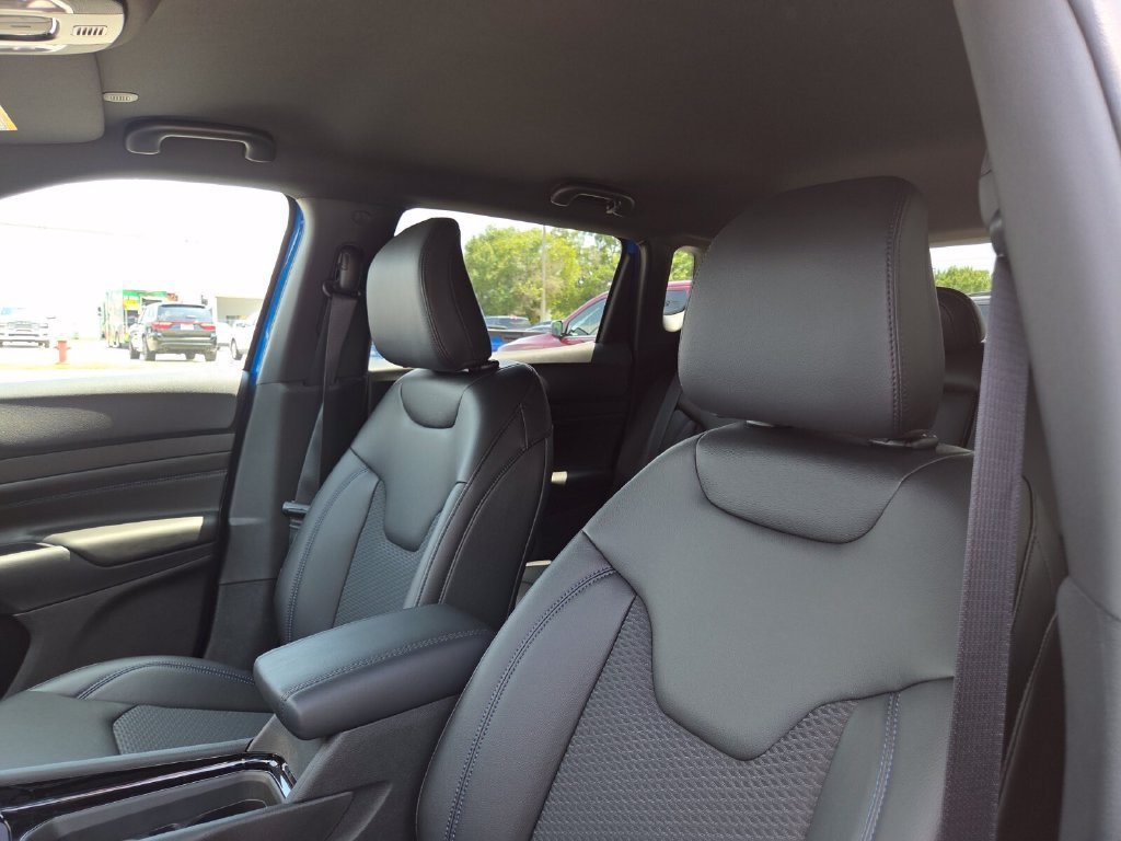New 2026 Hydro Blue Pearl-Coat Exterior Paint Jeep Latitude Altitude image 26