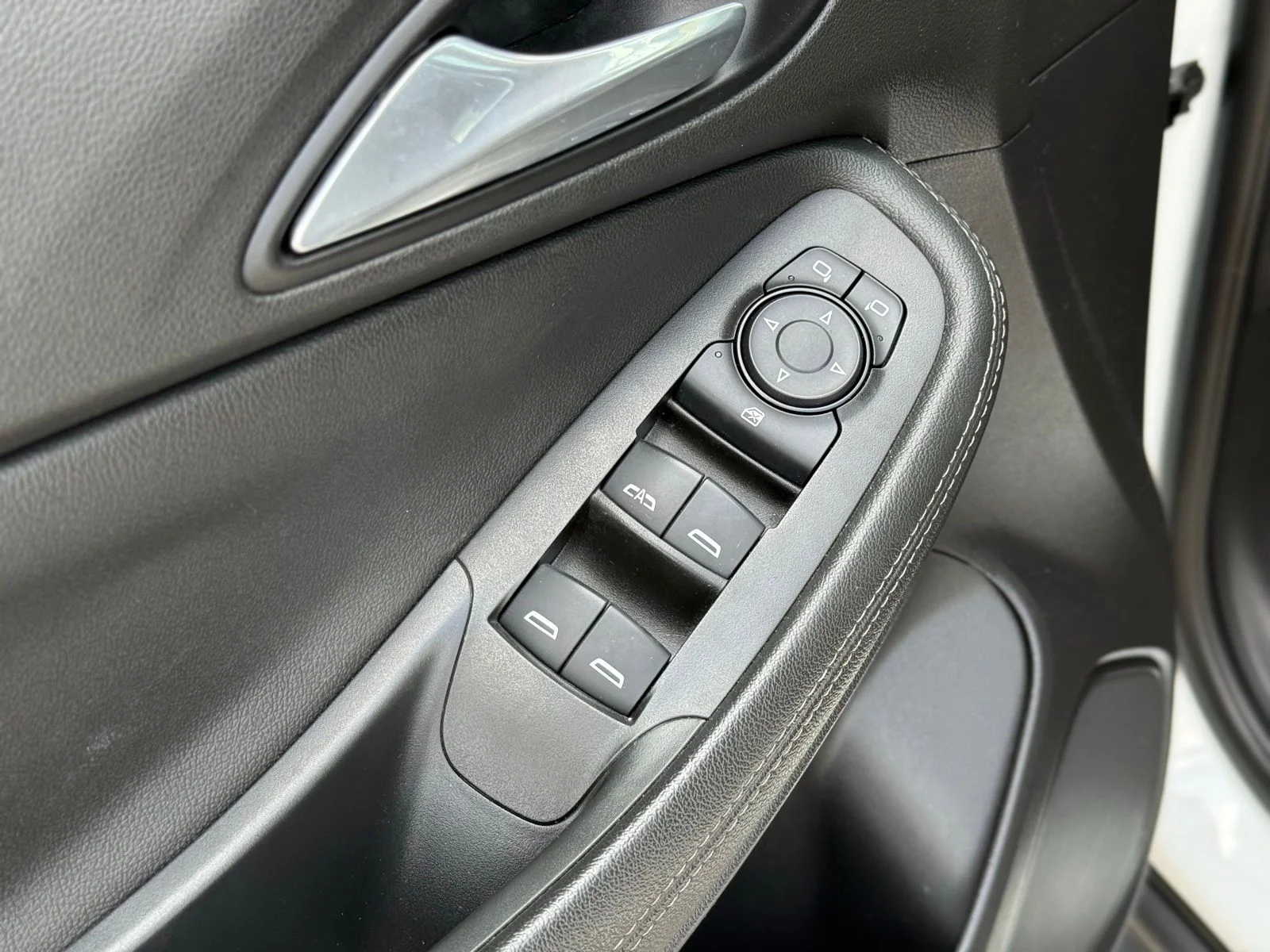 Used 2020 White Buick Select image 14