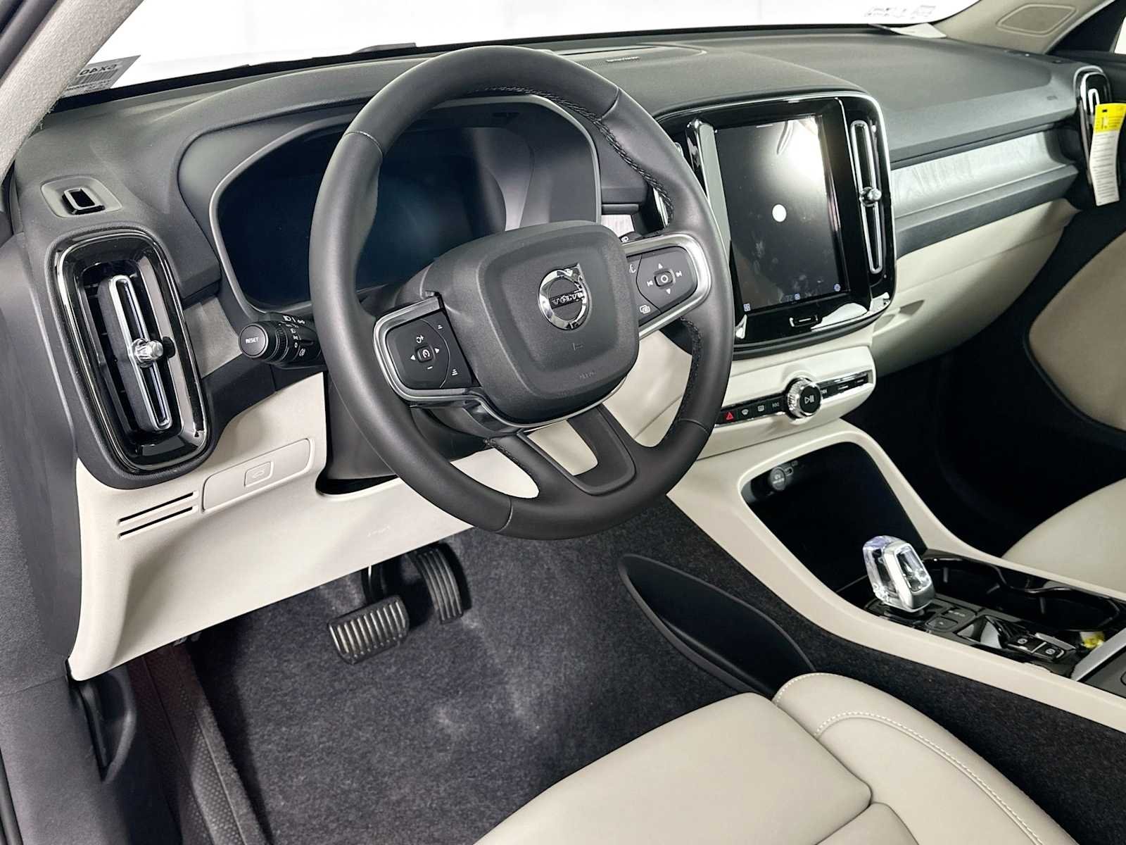 Certified Used 2025 Vapour Grey Volvo Ultra image 9