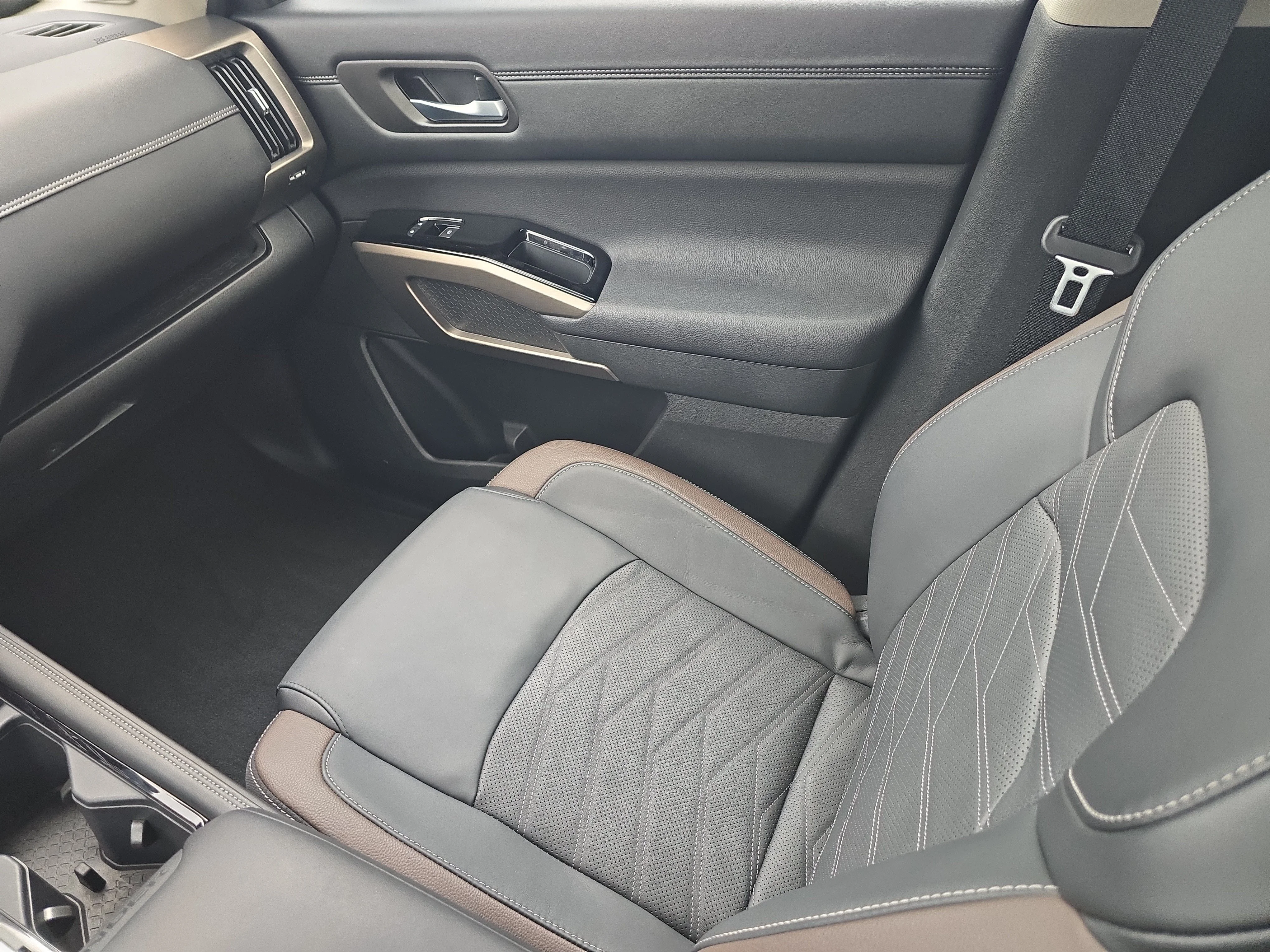 Certified Used 2025 Super Black Nissan Platinum image 16