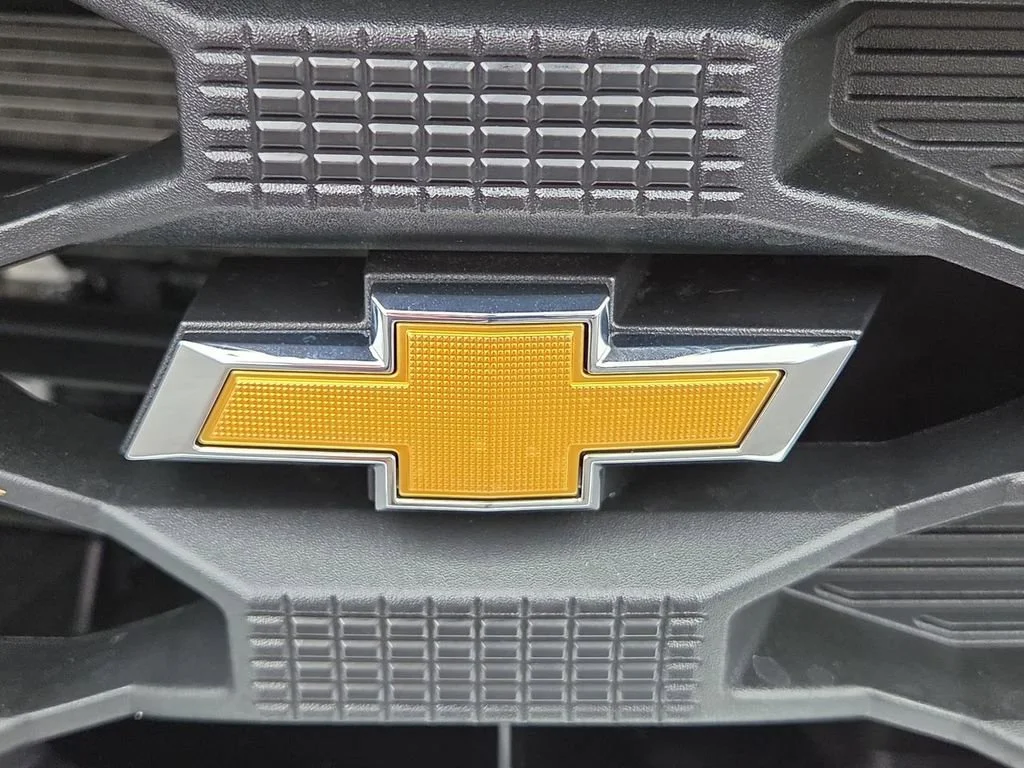 New 2026 Summit White Chevrolet WT image 19