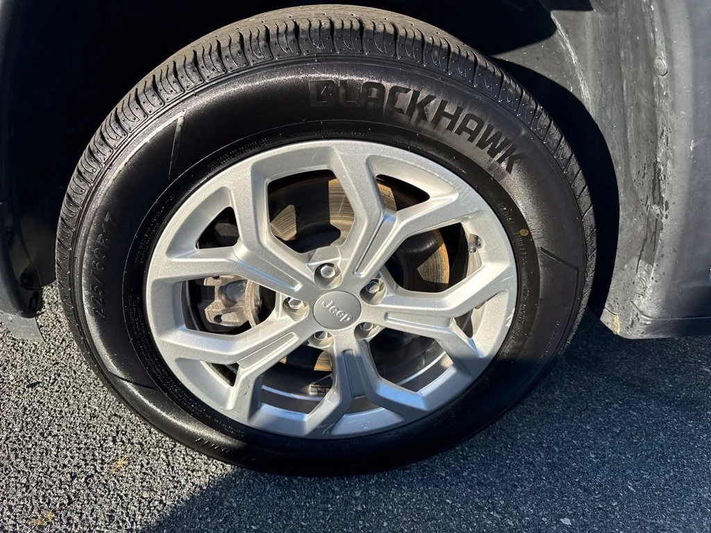 Used 2024 White Jeep Latitude image 11