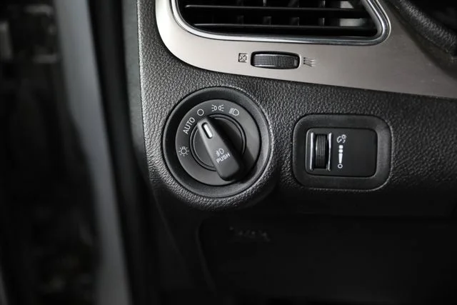 Used 2018 Silver Dodge Crossroad image 9