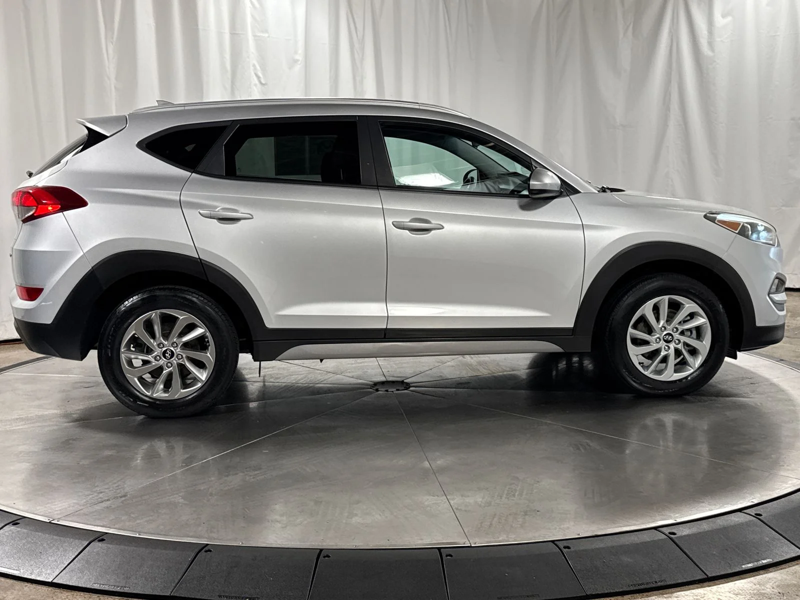 Used 2018 Molten Silver Hyundai SEL image 6