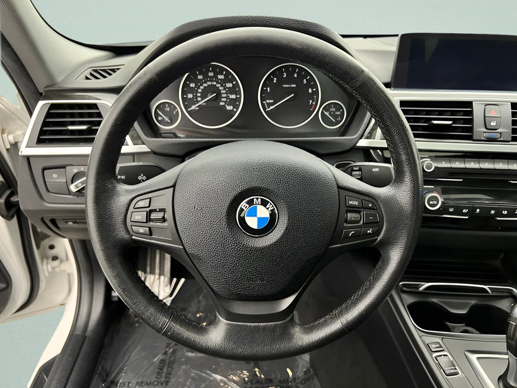 Used 2018 White Metallic BMW 320i xDrive image 25