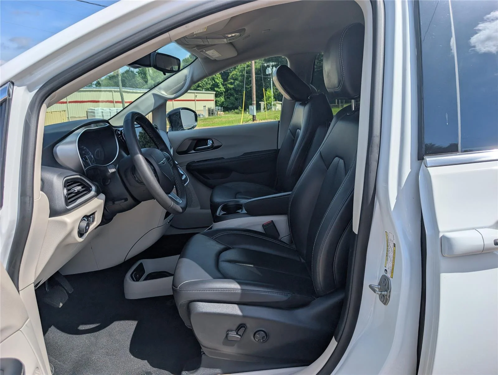 Used 2024 Bright White Clearcoat Chrysler Touring L image 12