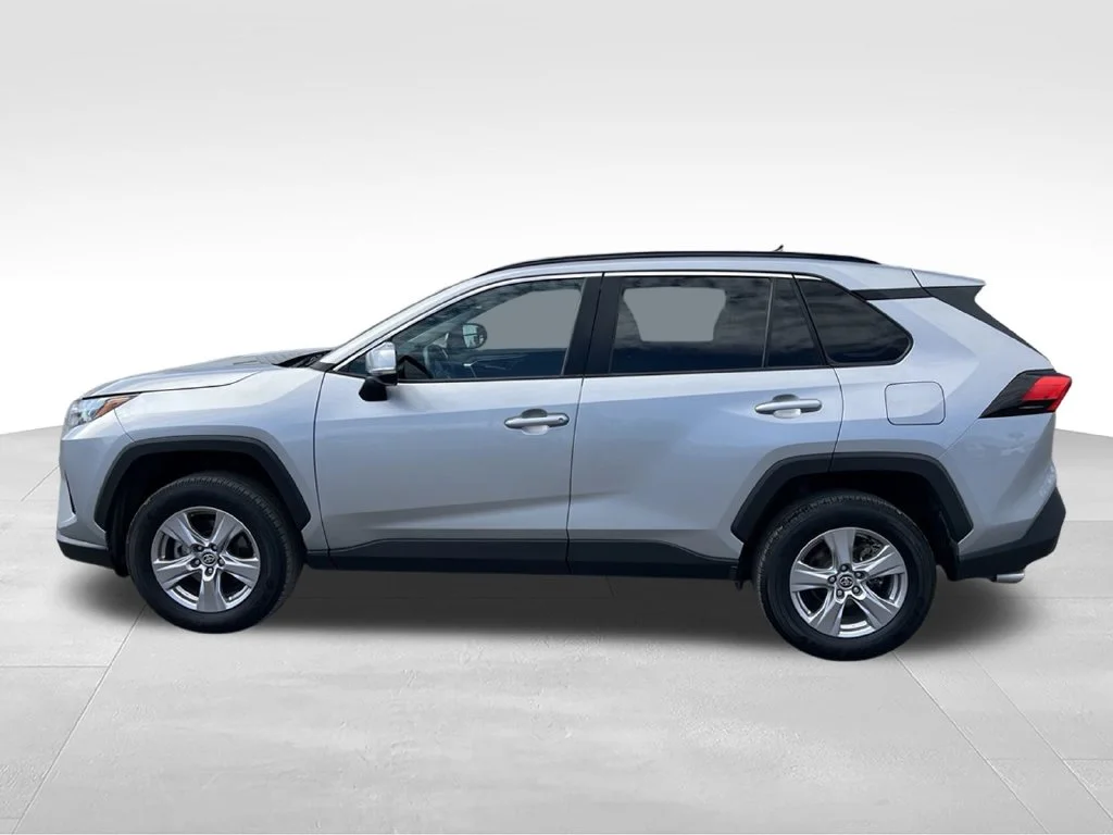 Used 2022 Silver Toyota XLE image 8