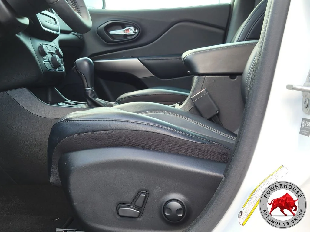 Used 2022 White Jeep Latitude Lux image 26