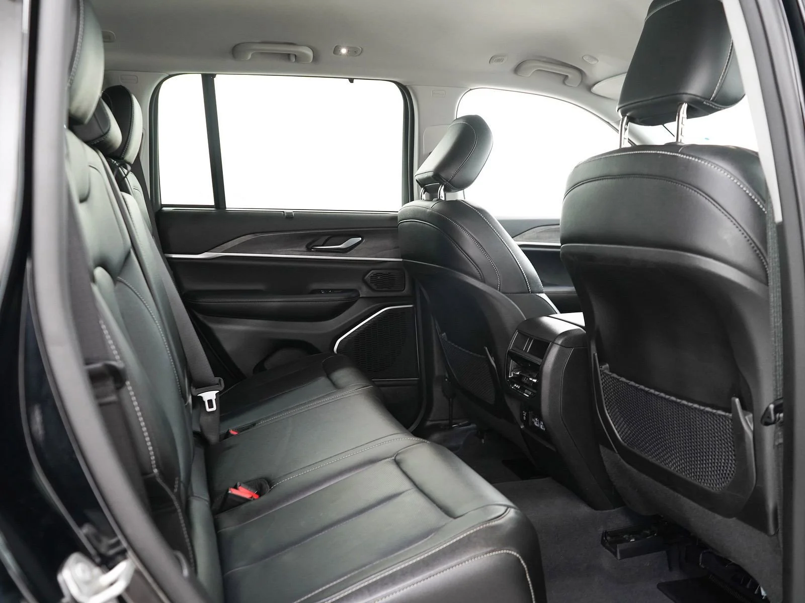 Used 2023 Diamond Black Crystal Pearlcoat Jeep Limited image 14