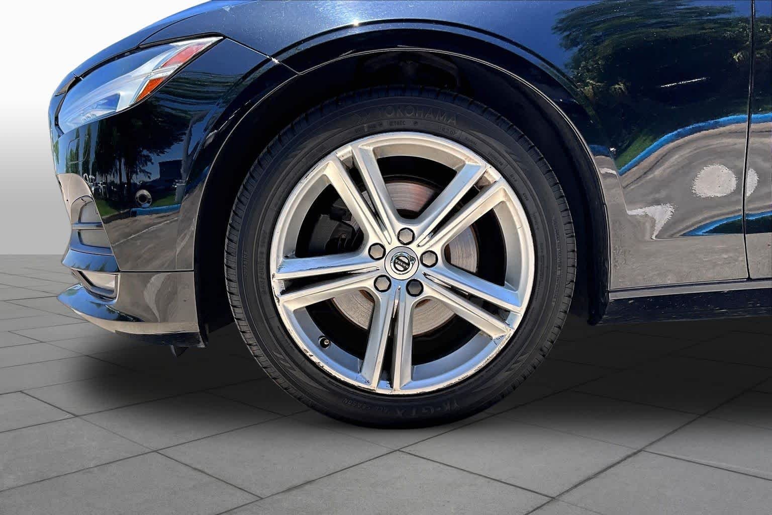 Used 2018 Onyx Black Metallic Volvo Momentum image 10