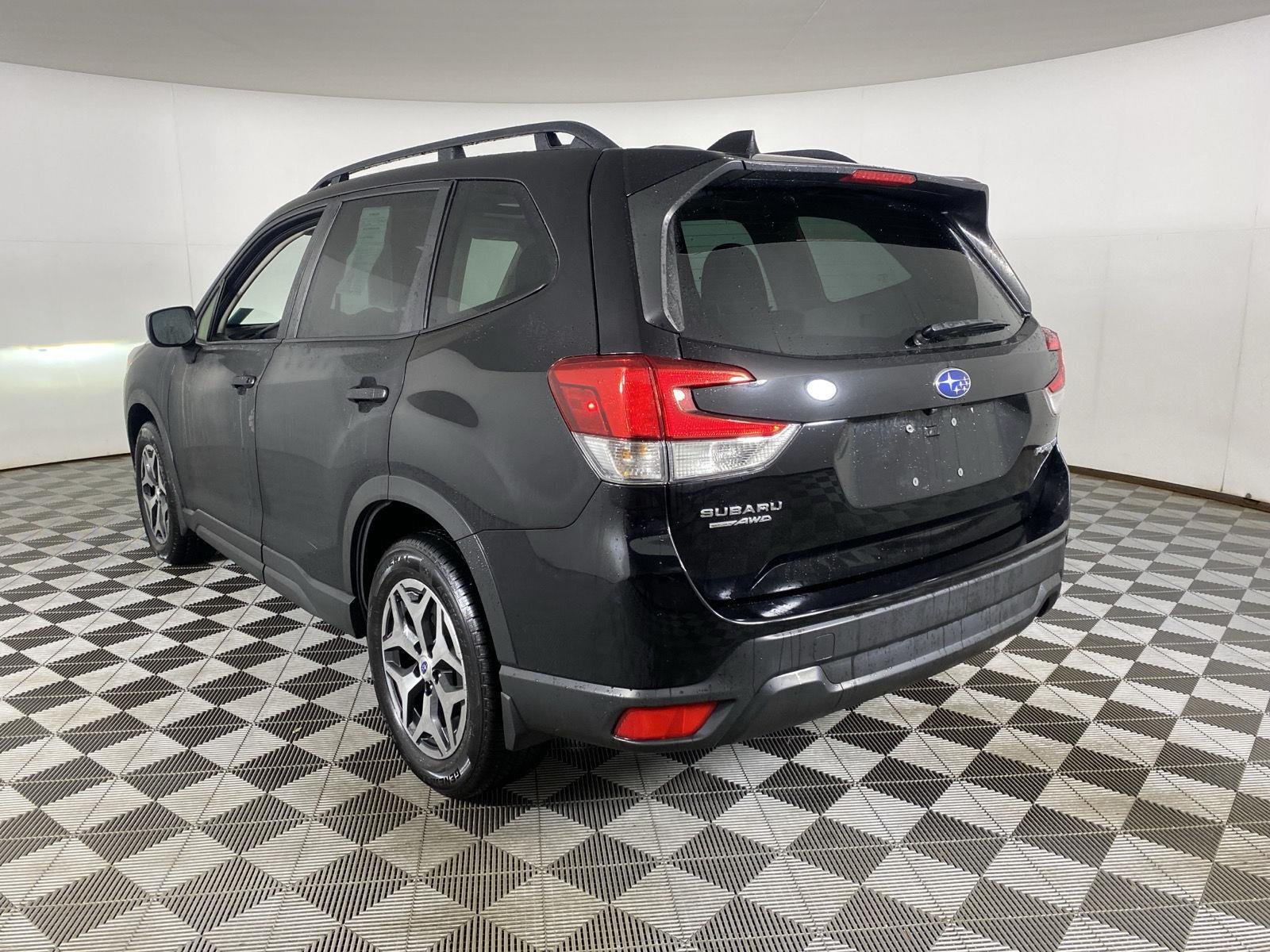Used 2023 Crystal Black Silica Subaru Premium image 5