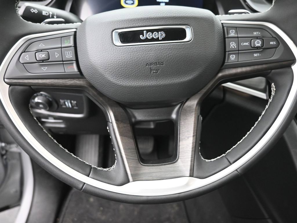 New 2026 Silver Zynith Exterior Paint Jeep Limited image 17