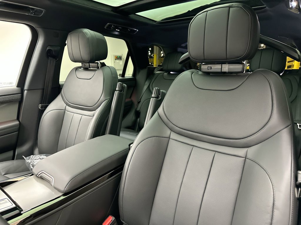 New 2027 Santorini Black Land Rover SE image 10