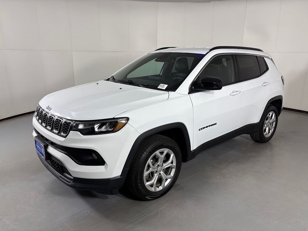 Used 2024 White Jeep Latitude image 4