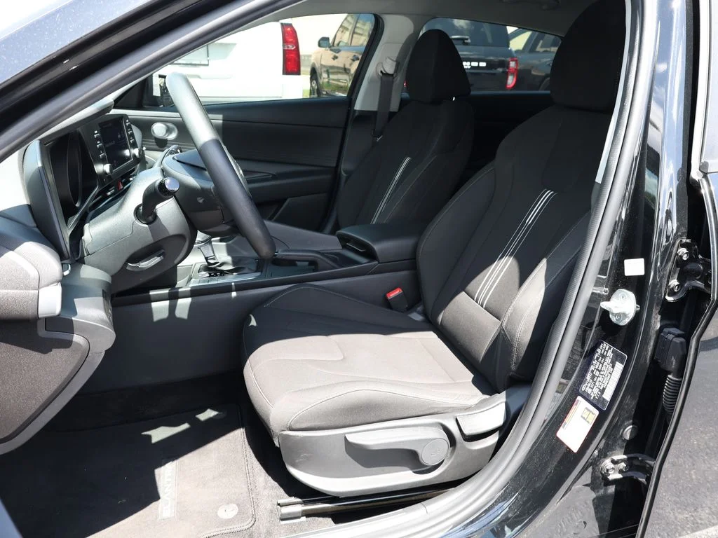 Used 2023 Black Hyundai SEL image 13