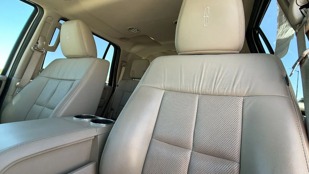Used 2014 White Platinum Clearcoat Metallic Lincoln Base image 11