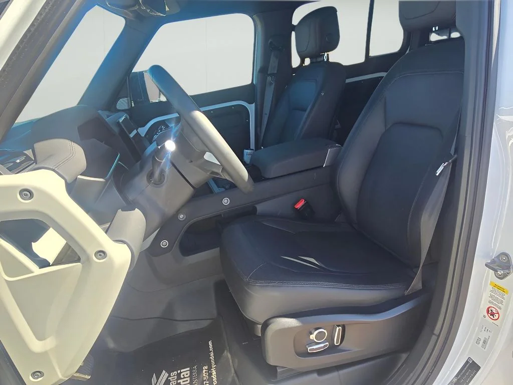 Used 2023 Fuji White Land Rover X-Dynamic SE image 25