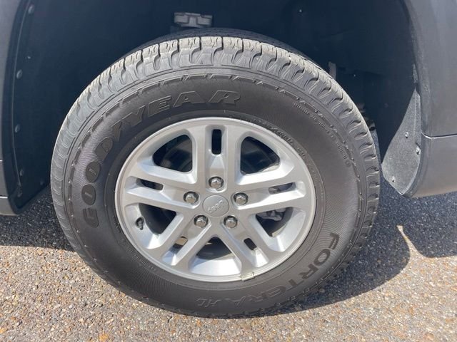 Used 2025 Silver Jeep Laredo image 10