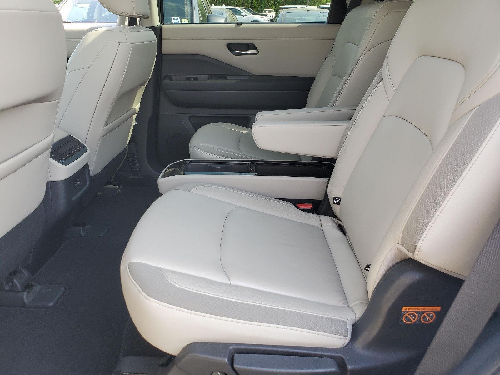 Used 2022 Pearl White Tricoat Nissan SL image 7
