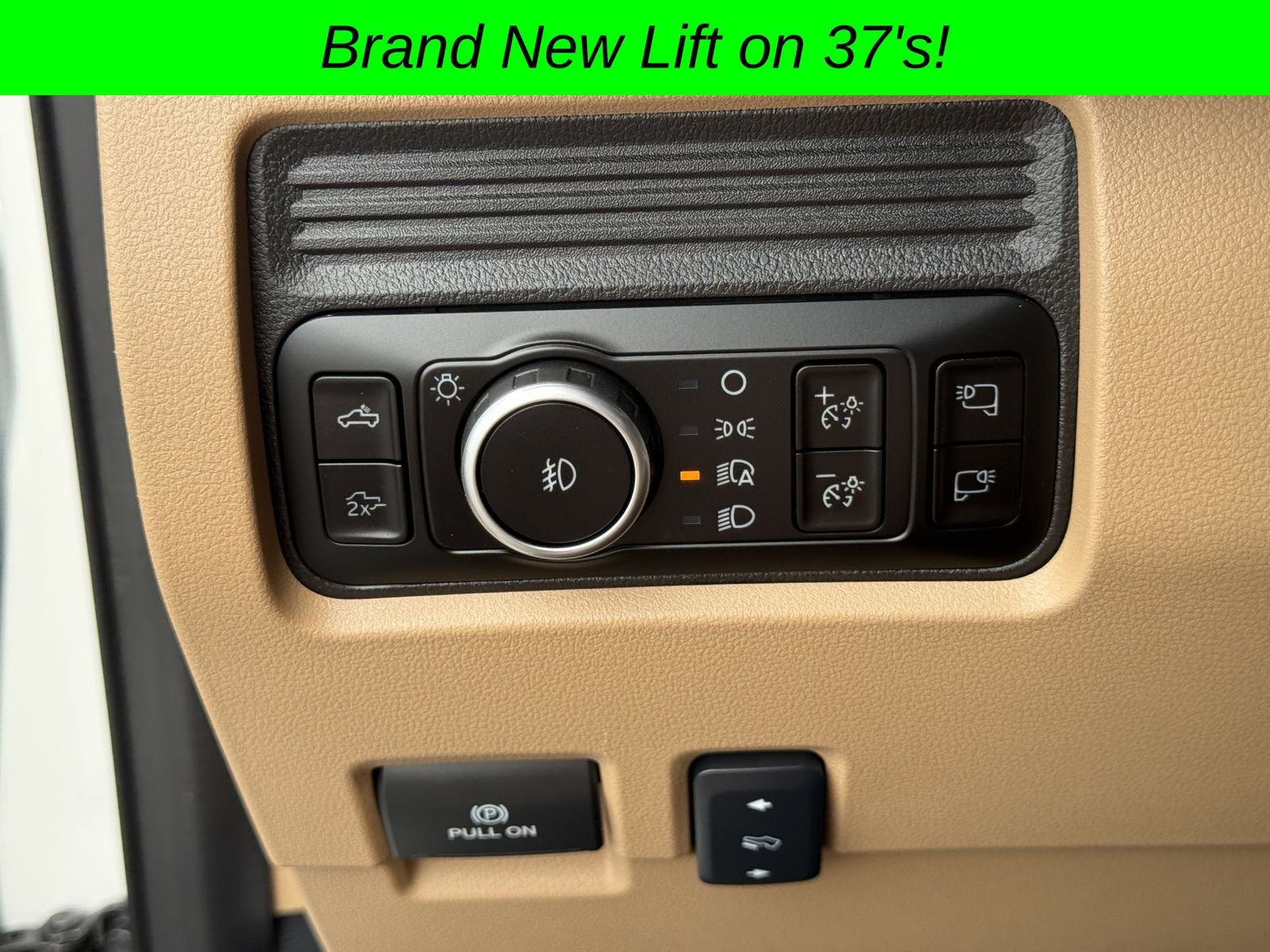 Used 2025 White Ford Lariat image 35